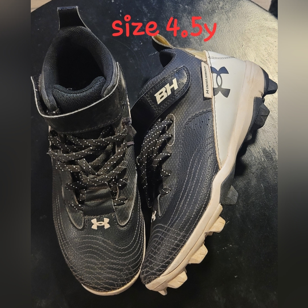 Under Armour Kids Black and White Cleats. Size 4.5